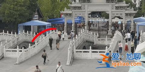 民警從幾萬(wàn)觀潮游客中 一眼瞅到在逃嫌犯？