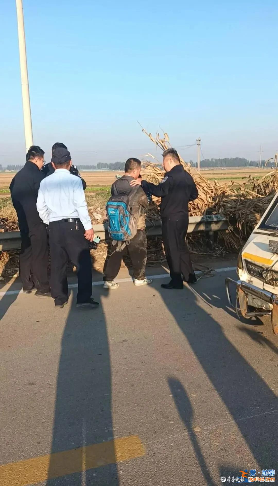 男子抱娃坐公交 孩子上身棉服下身光裸 山東女司機報警后借車追蹤？