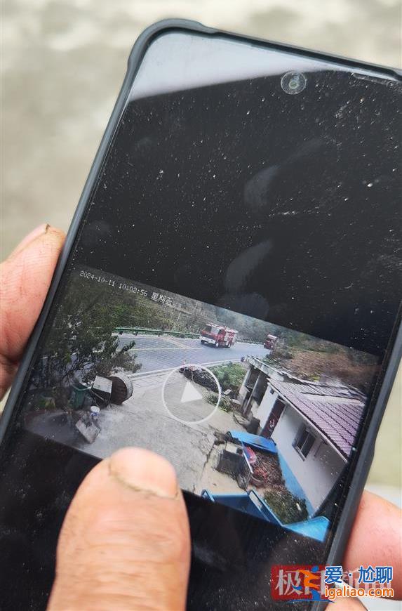 道路旁河岸有七八米高？
