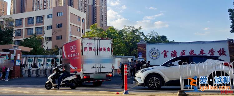 家長在校外等待調(diào)查結(jié)果 有人給孩子點外賣送飯？