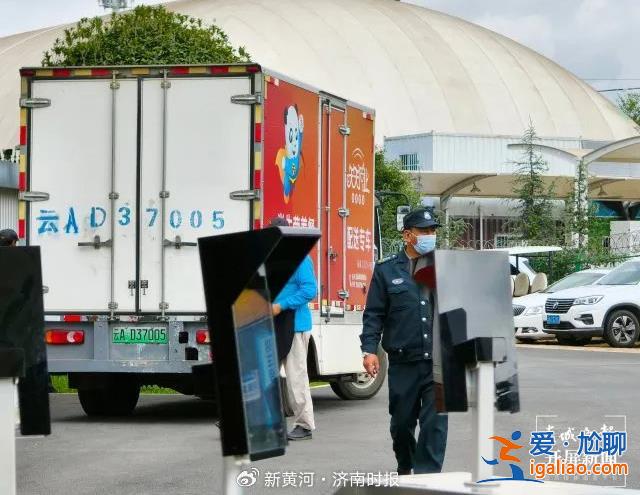 云南一學校給學生吃臭肉遭家長質(zhì)問 學校董事長無視最后問題揣兜離席？