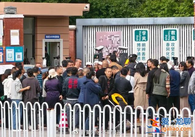 云南一學校給學生吃臭肉遭家長質(zhì)問 學校董事長無視最后問題揣兜離席？