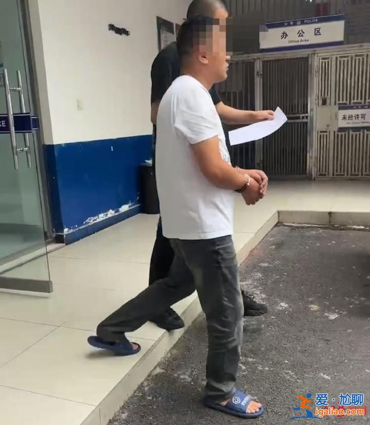 女主播路邊直播時(shí)設(shè)備被撞 肇事司機(jī)因?qū)め呑淌卤恍芯?0天罰款500元？