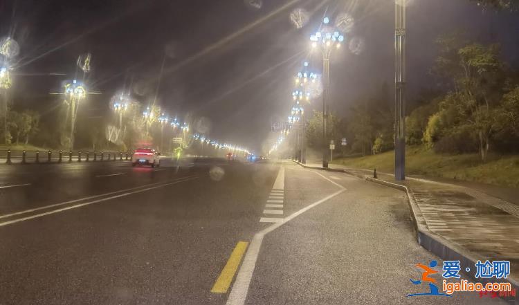 女主播路邊直播時(shí)設(shè)備被撞 肇事司機(jī)因?qū)め呑淌卤恍芯?0天罰款500元？