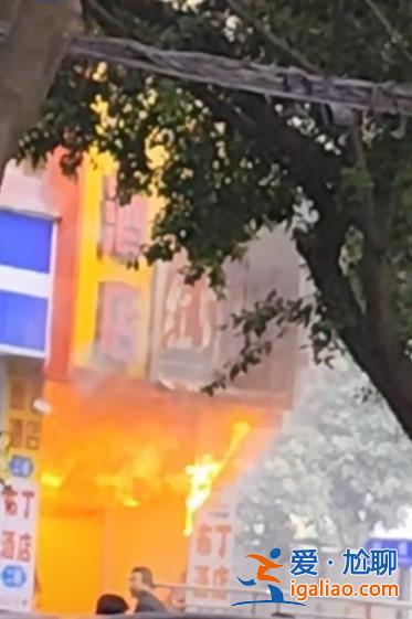 成都武侯區(qū)一酒店起火 24人因吸入濃煙送醫(yī)院檢查救治？