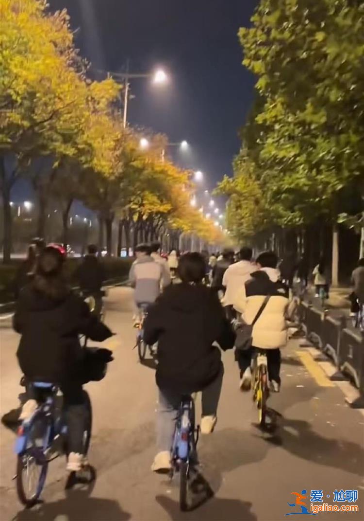 車隊綿延數(shù)十公里 多個景點免費？