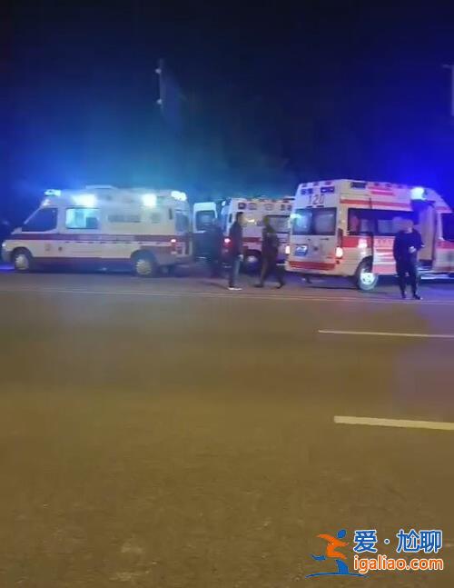 四川樂山一鎮(zhèn)發(fā)生車禍多輛救護車出動 包括小孩等多人被撞？當?shù)鼗貞?yīng)？