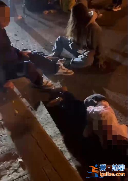 四川樂山一鎮(zhèn)發(fā)生車禍多輛救護車出動 包括小孩等多人被撞？當?shù)鼗貞?yīng)？