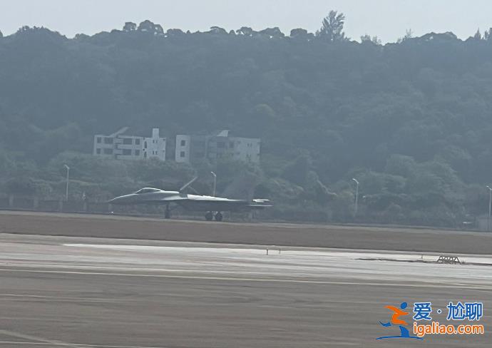 海軍重型艦載戰(zhàn)斗機殲-15T落地珠海？