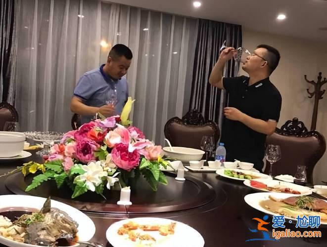 升學(xué)家宴父親敬酒視頻大全 跨年敬酒視頻時間怎么設(shè)置？