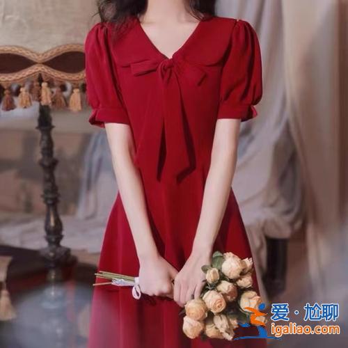 升學(xué)宴正裝(女兒升學(xué)宴女兒穿什么衣服合適)？